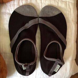 FitKicks Women's Black and Gray Elastic Strap Slip-On Flats